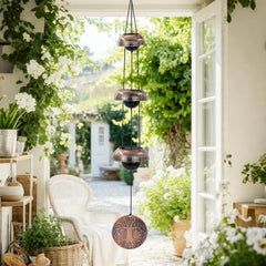 ASTARIN campana colgada en patio creando ambiente sereno y sonido agradable