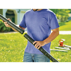 BLACK+DECKER accesorio en uso expulsando hojas desde la canaleta, mayor seguridad desde suelo