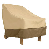 Classic Accessories vista frontal de la funda Veranda protegiendo una silla lounge, aspecto elegante
