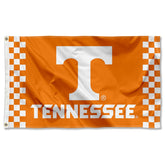 College Flags & Banners Co. vista frontal de la bandera con diseño checkerboard y logos visibles