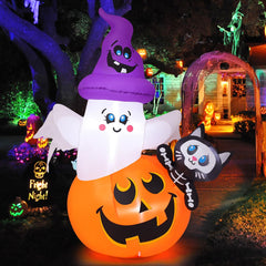 COMIN vista frontal del inflable mostrando calabaza fantasma y gato iluminado, atractivo visual