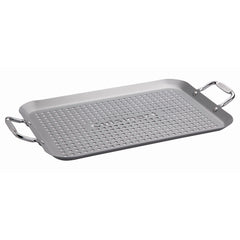 Cuisinart CNP-650 vista frontal que muestra bandeja y bordes elevados, práctico para asar