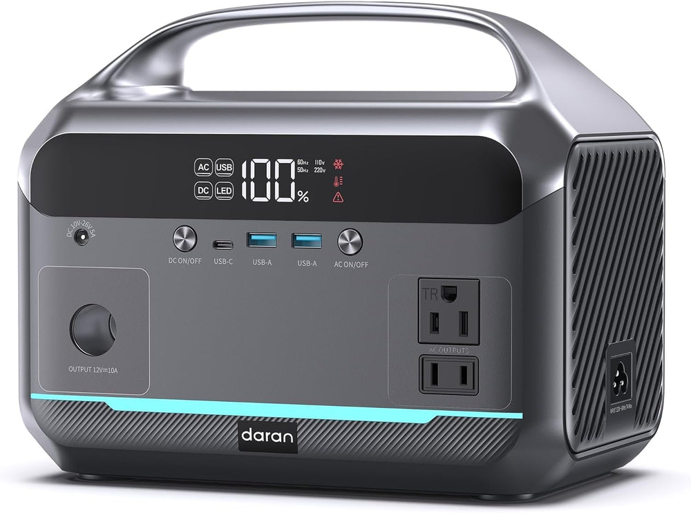 DaranEner vista frontal con ranuras AC y puertos, ofrece energía portátil fiable
