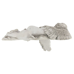 Design Toscano ángel dormido colocado en estantería añadiendo calma decorativa