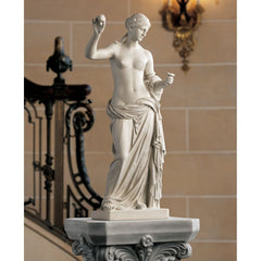 Design Toscano Venus sobre pedestal en interior, muestra escala y presencia
