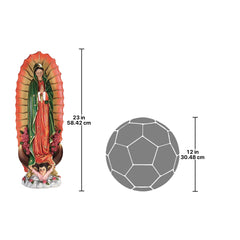 Design Toscano primer plano del rostro y manos plegadas destacando detalles pintados y arte manual