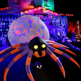 DomKom araña inflable vista frontal grande destacando su presencia y efecto nocturno
