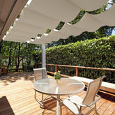 E&K vista frontal del toldo beige mostrando cobertura y sombra