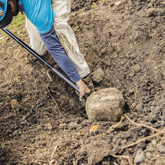 Fiskars pala en uso cavando en tierra compacta, ahorro esfuerzo