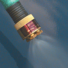 Fogg-It Nozzle primer plano de los tres chorros de latón, muestra patrón de niebla