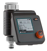 Gardena vista frontal del programador con conector y beneficios de automatizar riego