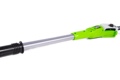 Greenworks accesorio en uso en pértiga podando ramas con mayor seguridad