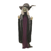 Haunted Hill Farm bruja frontal a tamaño real generando impacto visual
