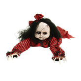 Haunted Hill Farm Annie vista frontal mostrando su pose aterradora y decoración
