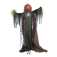 Haunted Hill Farm vista frontal del espantapájaros de calabaza mostrando presencia aterradora