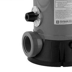 Dosificador Hayward CL2002S instalado en línea en sistema de bomba y filtro