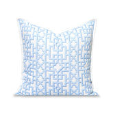 Hofdeco Premium vista frontal de la funda con estampado trellis azul y borde flange, elegante