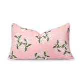 Hofdeco Premium vista frontal de la funda lumbar hortensia blush valorizando sofá