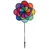 In the Breeze vista frontal de la Triple Wheel Flower mostrando colores vibrantes y movimiento