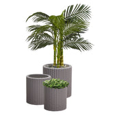 Keter vista frontal del set de tres macetas taupe, atractivo decorativo durable