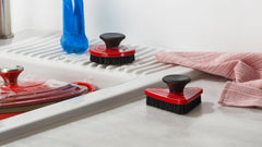 Le Creuset detalle de cerdas de nylon limpiando ranuras, protege el esmaltado