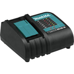 Makita primer plano de la cadena y piñón mostrando corte preciso