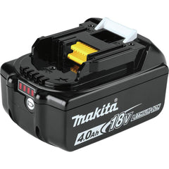 Makita motosierra en poda en altura reduciendo ruido en el trabajo