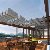 Patio vista frontal del toldo retráctil instalado mostrando cobertura uniforme y protección solar