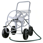 Poakkus vista frontal del carro mostrando robustez y capacidad