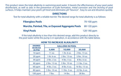 Pool Mate bolsa de 10 lb en mano para comparar tamaño y manejo fácil