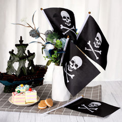 Remerry conjunto de banderas en mesa de fiesta creando ambiente temático