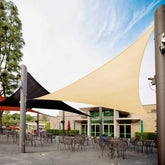 Royal Shade vista frontal de la vela triangular beige que ofrece sombra amplia
