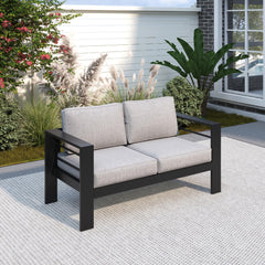 Solaste loveseat vista frontal en marco negro con cojines grises, aporta confort inmediato