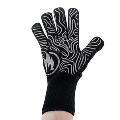Solo Stove guantes manipulando parrilla mostrando seguridad y movilidad