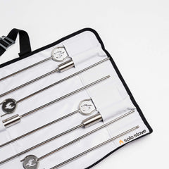 Persona asando malvaviscos con pincho Solo Stove, ideal para reuniones al aire libre