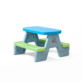 Step2 mesa picnic frontal con sombrilla mostrando sombra y confort