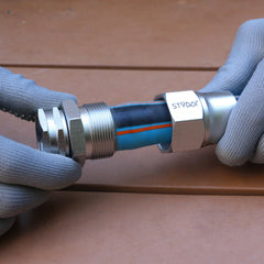 STYDDI conector en uso instalado en manguera, mejora caudal y evita pérdidas