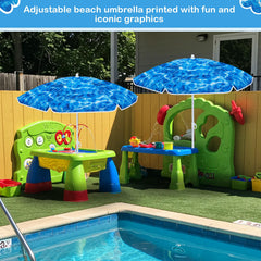 Sombrilla Sweetude instalada sobre una mesa de agua, protege a los niños jugando