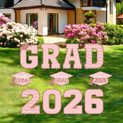 Tatuo cartel frontal Class of 2026 en rosa mostrando celebración