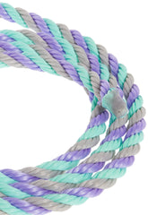 Weaver Livestock halter junto a una regla para comparar tamaño y longitud de rienda