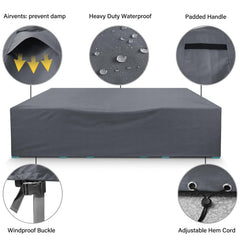 AKEfit funda colocada sobre mesa de patio protegiendo de lluvia
