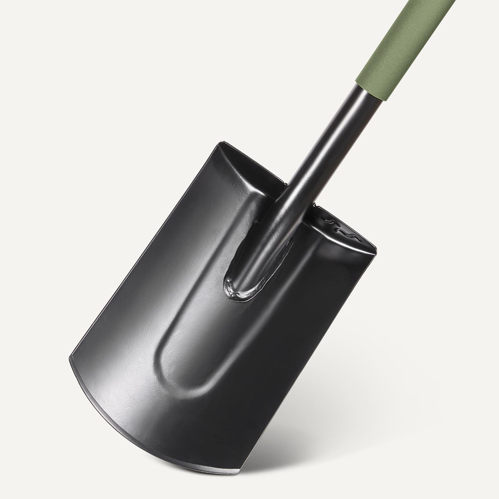 Amazon Basics pala en uso cavando suelo compacto mostrando potencia y control