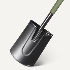 Amazon Basics pala en uso cavando suelo compacto mostrando potencia y control