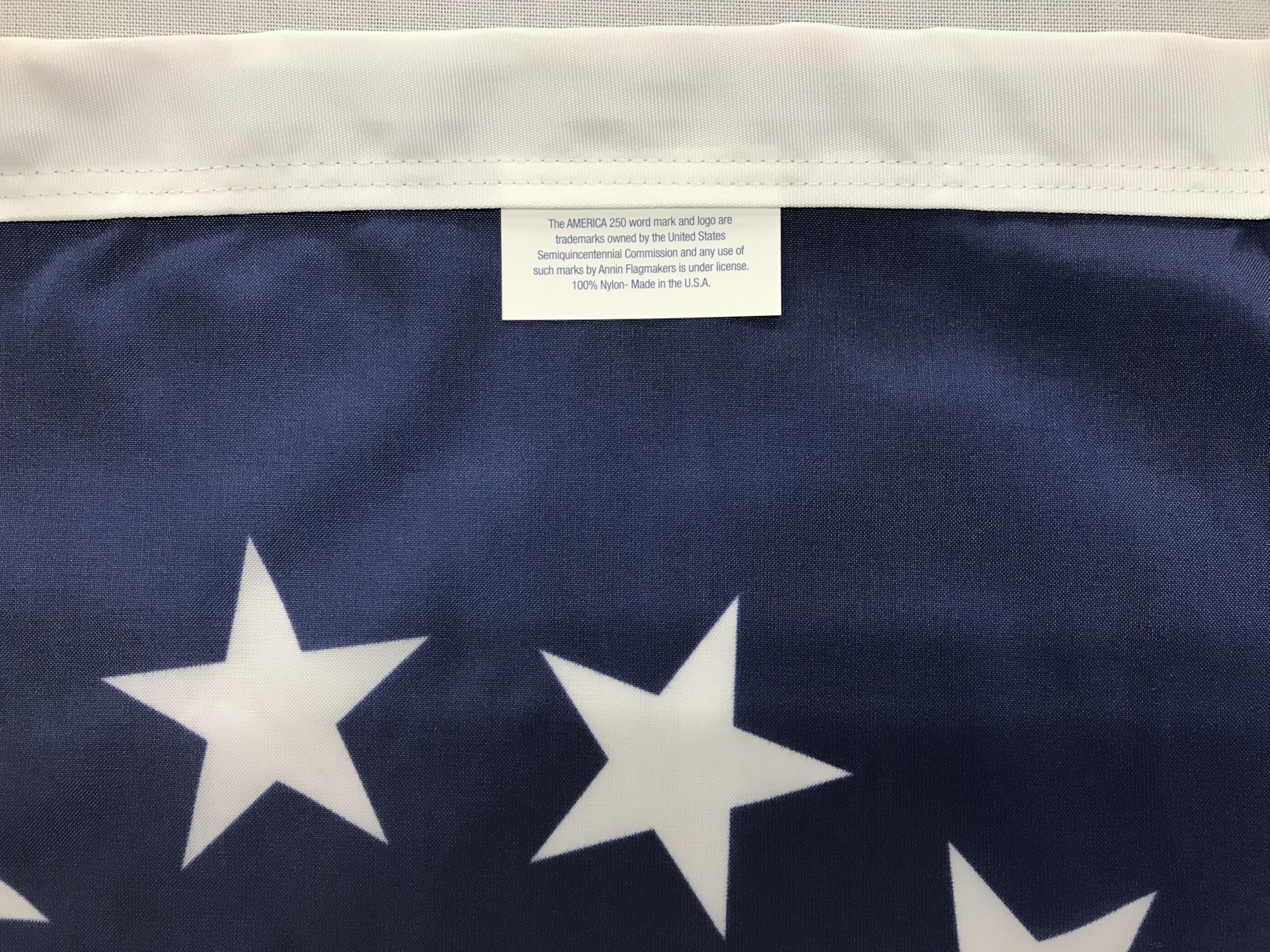 Annin Flagmakers primer plano de nylon y costuras reforzadas para mayor resistencia