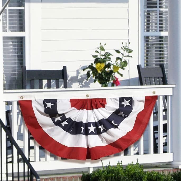 Annin Flagmakers bunting colgado en porche mostrando uso exterior decorativo