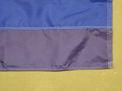 Annin Flagmakers bandera instalada en mástil demostrando resistencia exterior