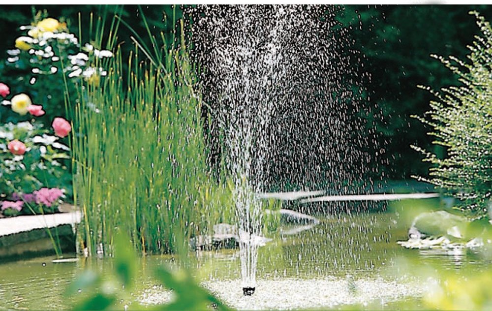 Aquascape close-up de Foaming Jet con chorro espumante que añade movimiento