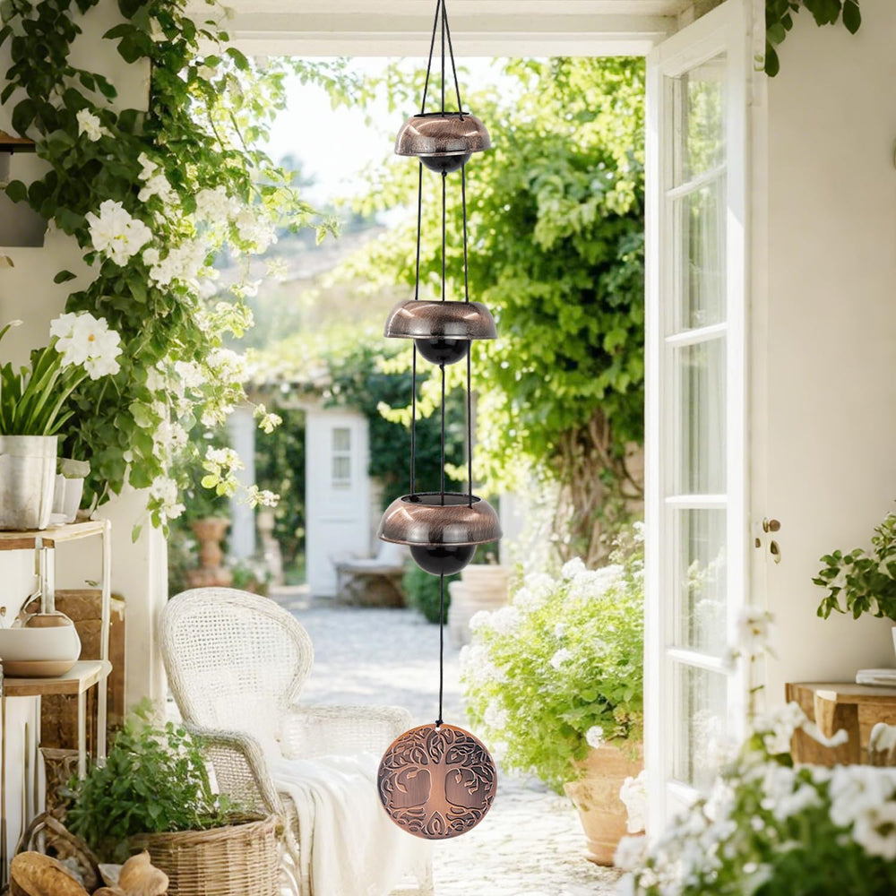 ASTARIN campana colgada en patio creando ambiente sereno y sonido agradable