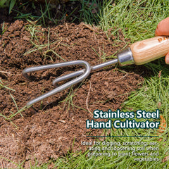 Berry&Bird azada de mano en acción removiendo tierra para preparar una siembra