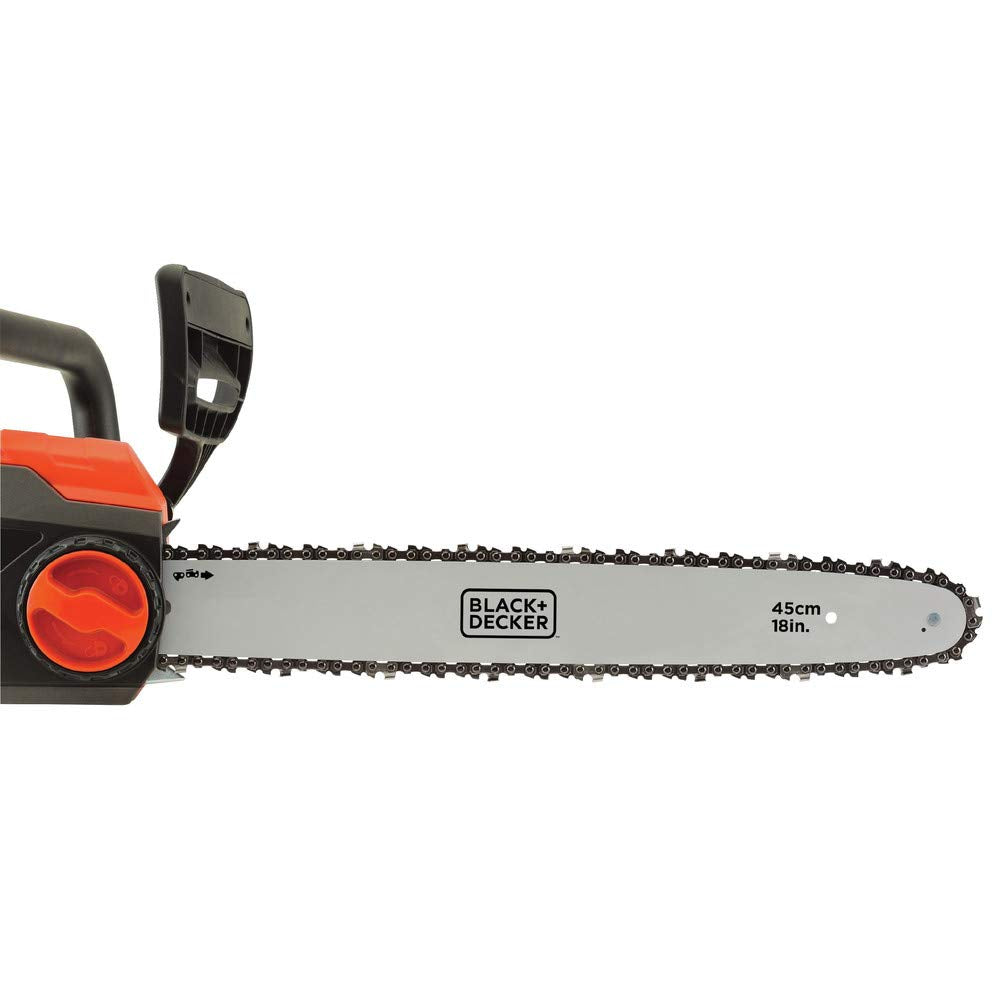 BLACK+DECKER motosierra cortando rama, eficiencia en poda residencial